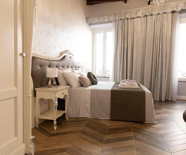 Konukevi Palazzo Fracassini 4*